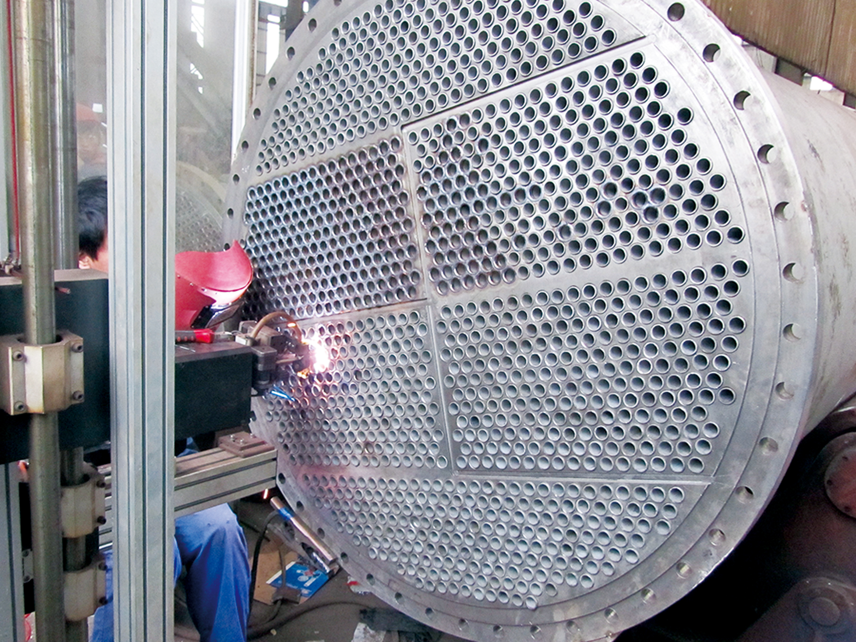 Automatic welding of heat exchange tubes and tube 
