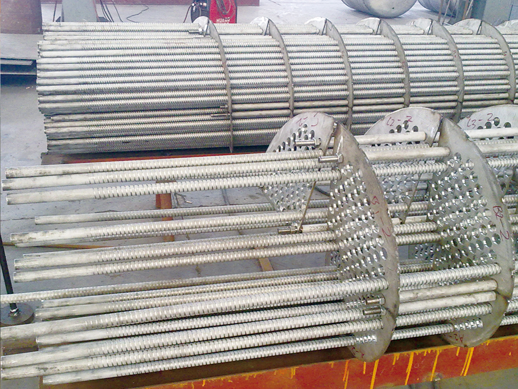 Continuous spiral baffle heat exchanger
