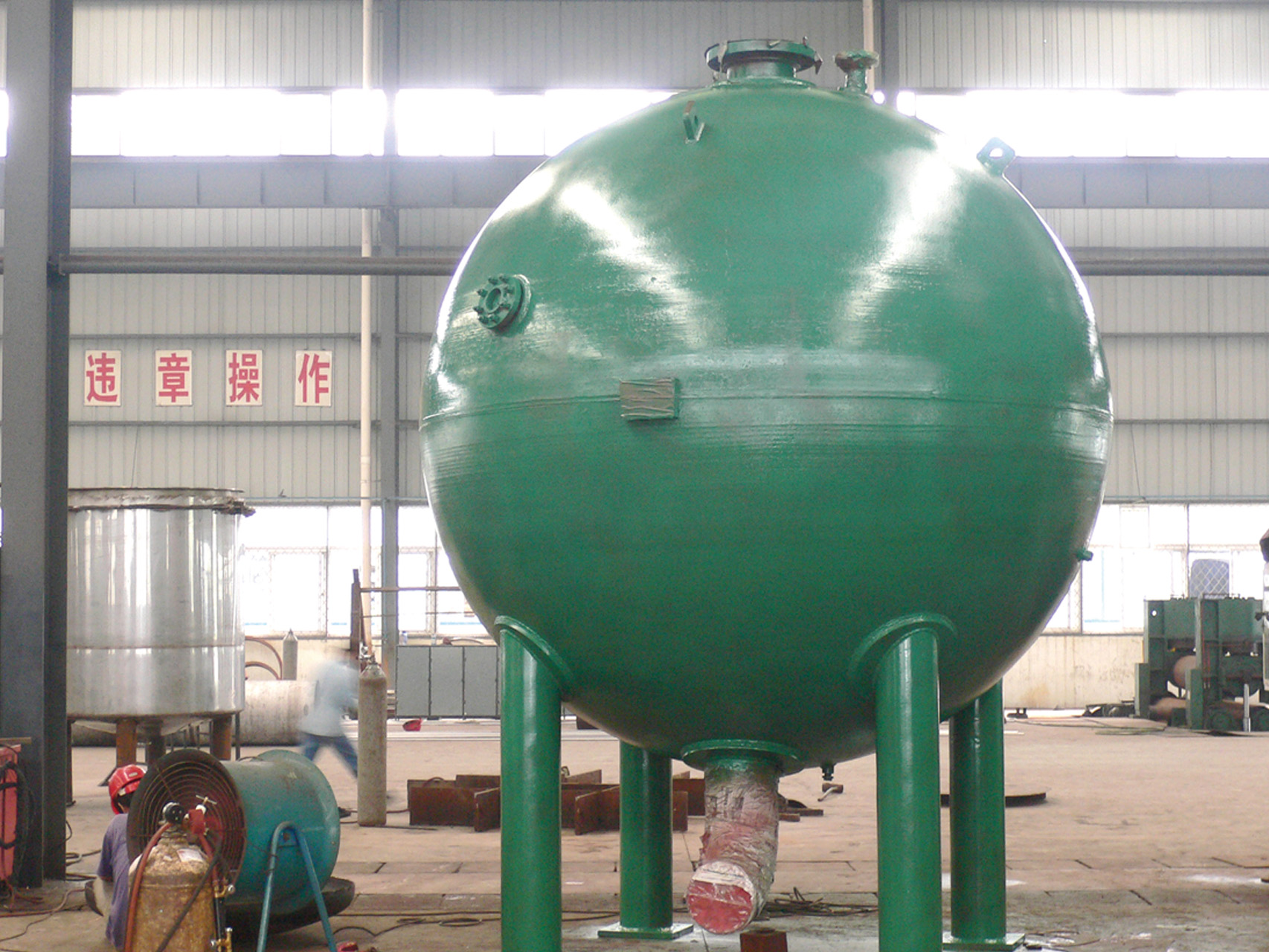 High pressure spherical tank