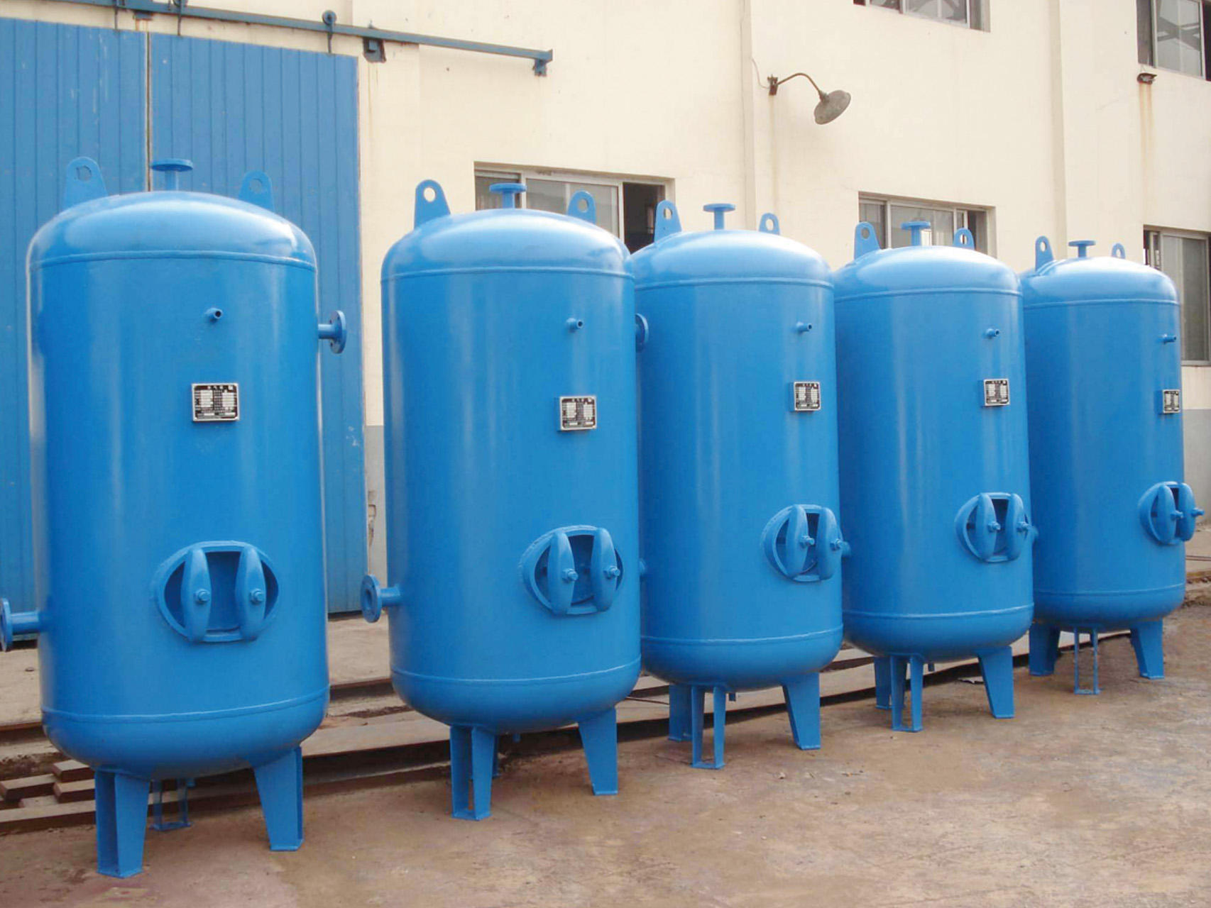 Gas storage (buffer) tank
